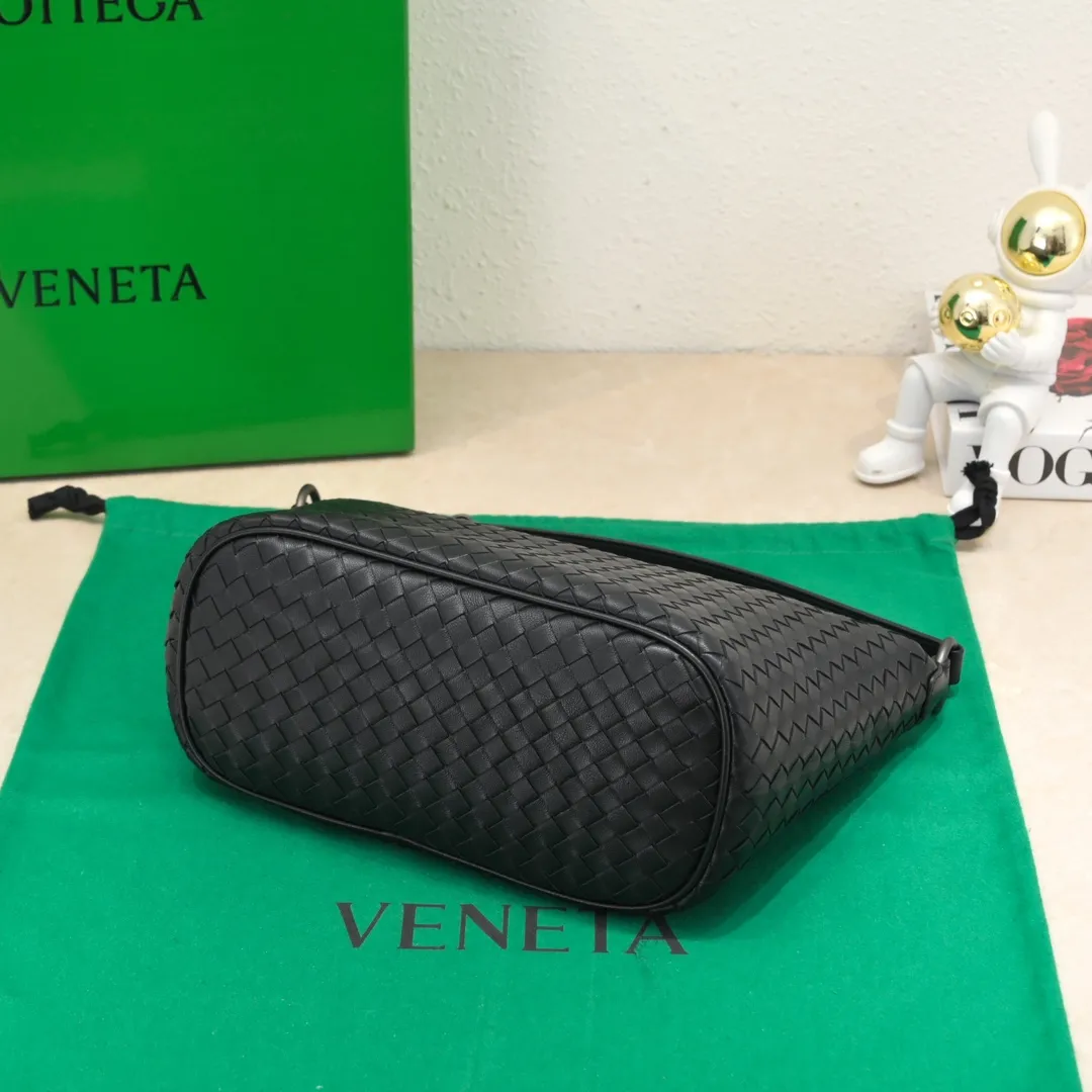 Batch 1260 BV classic women's hand-held shoulder crossbody bag, made of imported sheepskin purely hand-woven, lined with pigskin, equipped with original matte hardware, with long shoulder straps that can be adjusted in length, impeccable workmanship, top-notch craftsmanship, focusing on high-end quality, the first choice for product identification, real-life pictures 👉🏻The color is great👍 Size: 28*18*14 Model: 9843